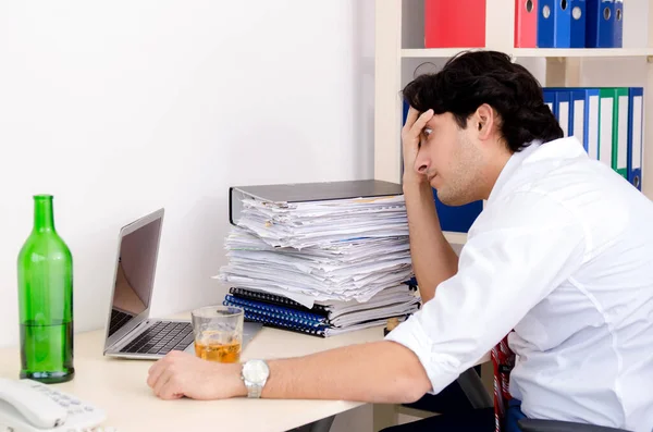 Ung affärsman anställd dricker på kontoret — Stockfoto