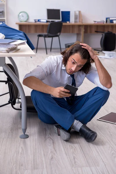 Joven empleado masculino infeliz con su trabajo — Foto de Stock