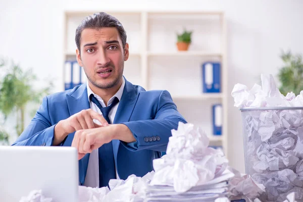 Uomo d'affari che rifiuta nuove idee con un sacco di carte — Foto Stock