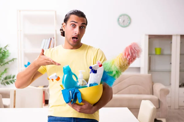 Jonge mannelijke aannemer doet huishoudelijk werk thuis — Stockfoto