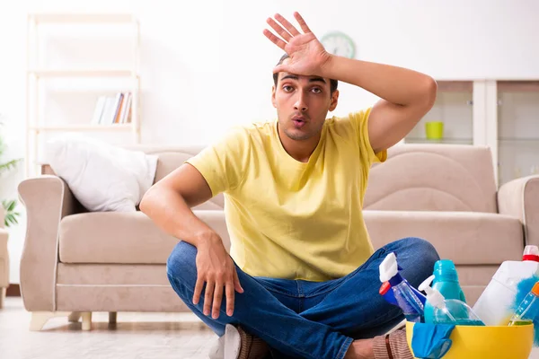 Joven contratista masculino haciendo tareas domésticas en casa —  Fotos de Stock