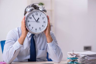 Bütçe planlama konseptinde genç erkek çalışan