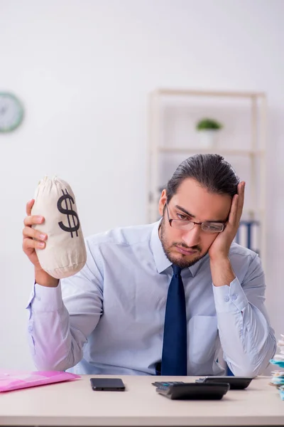 Junge männliche Mitarbeiter im Budgetplanungskonzept — Stockfoto