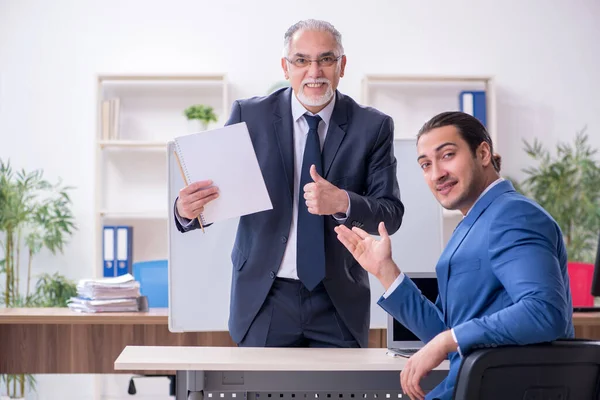 Yound et les anciens employés dans le concept de présentation d'entreprise — Photo