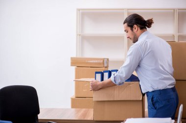 Taşınma konseptinde çalışan genç bir erkek.