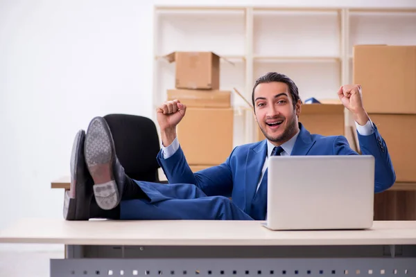 Junge männliche Mitarbeiter im Umzugskonzept — Stockfoto