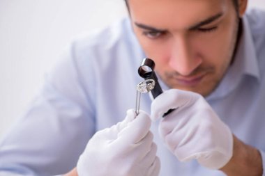 Genç erkek kuyumcu atölyede.