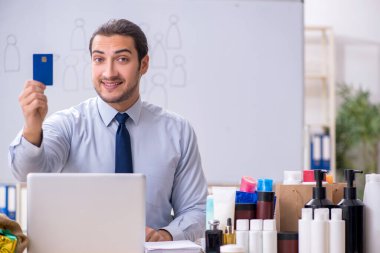 E-ticaret konseptinde genç bir erkek alışverişkolik.