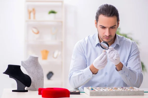 Joven joyero masculino en el taller — Foto de Stock