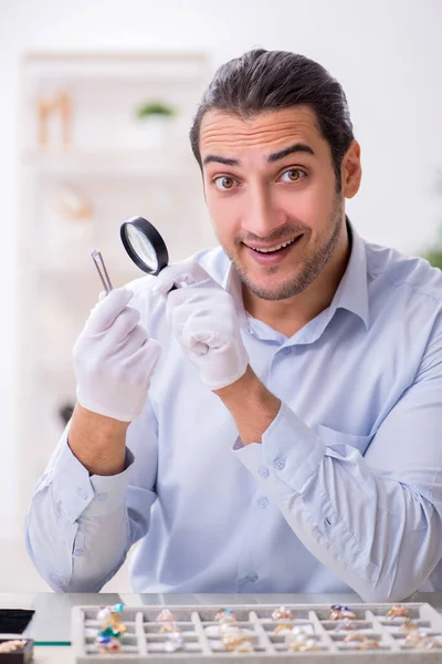 Jonge mannelijke juwelier in werkplaats — Stockfoto