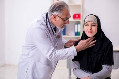 Arap kadın deneyimli doktoru ziyaret ediyor.