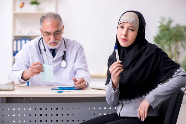 経験豊富な医師を訪れるアラブ人女性 — ストック写真