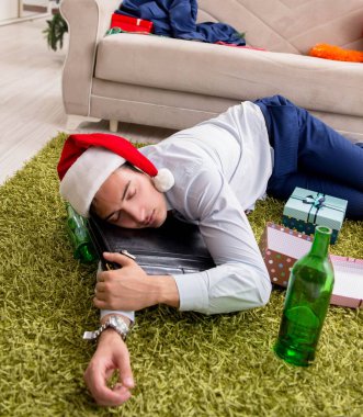Genç yakışıklı işçi işyerinde Noel kutlamaları
