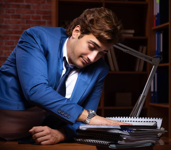 Joven hombre de negocios trabajando en la oficina por la noche — Foto de Stock