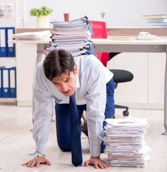 Niezwykle zajęty pracownik pracujący w biurze — Zdjęcie stockowe
