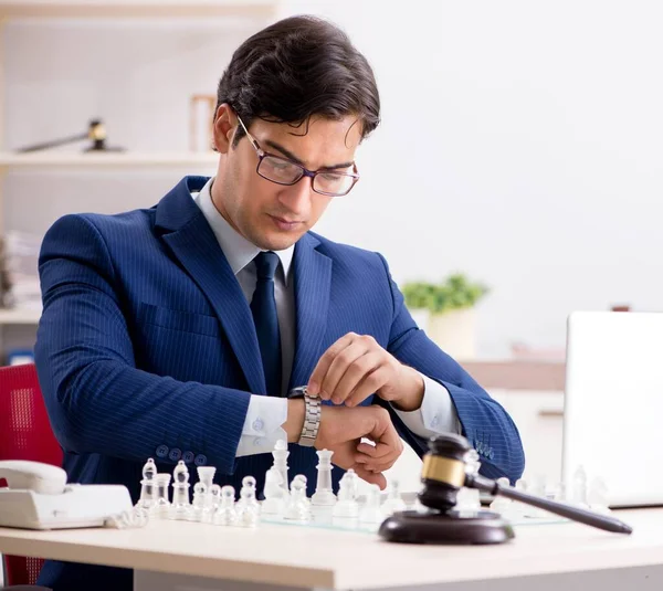 Jovem advogado jogando xadrez para treinar sua estratégia de corte e tacti — Fotografia de Stock