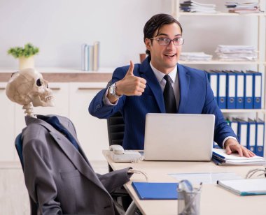 Patron ve iskeletlerle tuhaf bir iş görüşmesi.