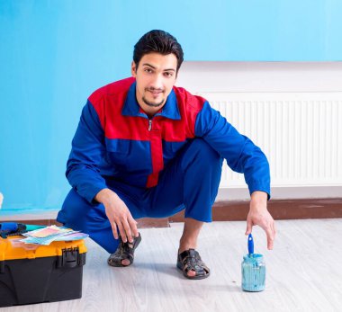 Genç adam evini yeniliyor.