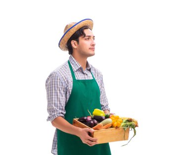 Beyaz arka planda taze ürünleri olan genç çiftçi.