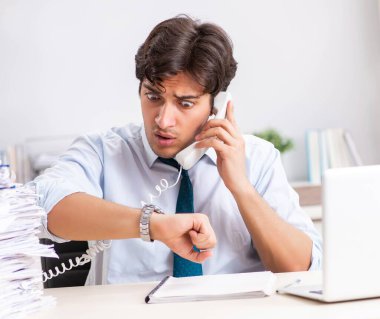 Çok fazla işi ve evrak işi olan yoğun bir çalışan.