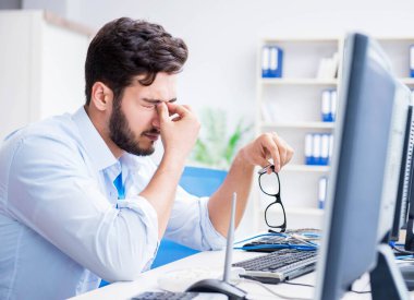 IT teknisyeni bilişim ekipmanlarına bakıyor.