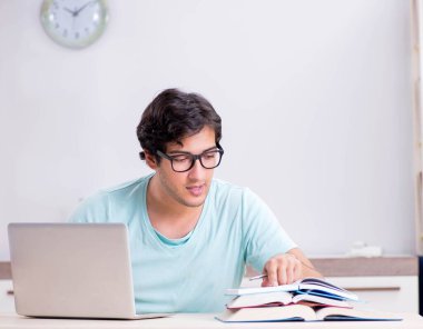 Tele-öğrenim konsepti genç öğrencisi