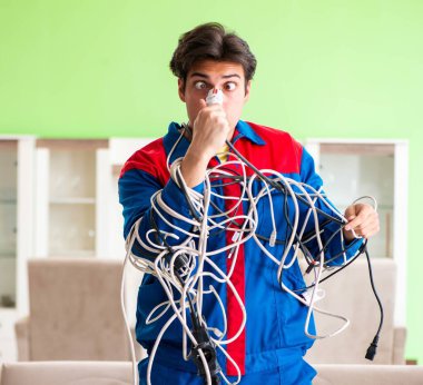 Karışık kablolu elektrikçi.