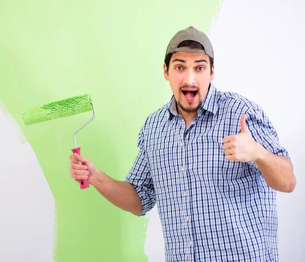 Joven pintor haciendo renovación en casa —  Fotos de Stock