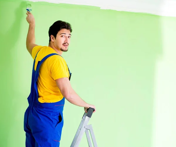 Νεαρός ζωγράφος κάνει ανακαίνιση στο σπίτι — Φωτογραφία Αρχείου