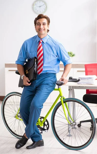 젊은 사업가가 출근 할 때 자전거를 타고 다니는 모습 — 스톡 사진