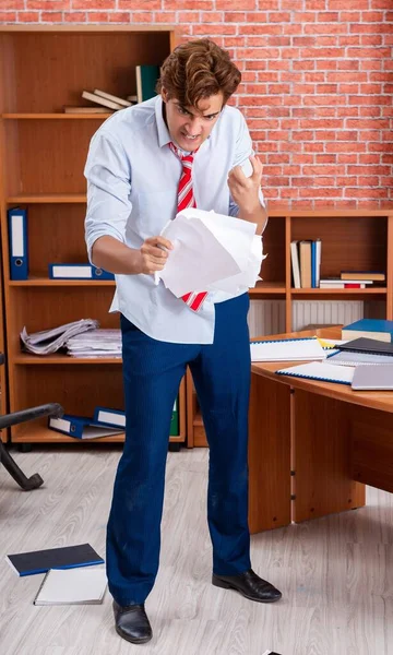 Empresário infeliz sentado no escritório — Fotografia de Stock