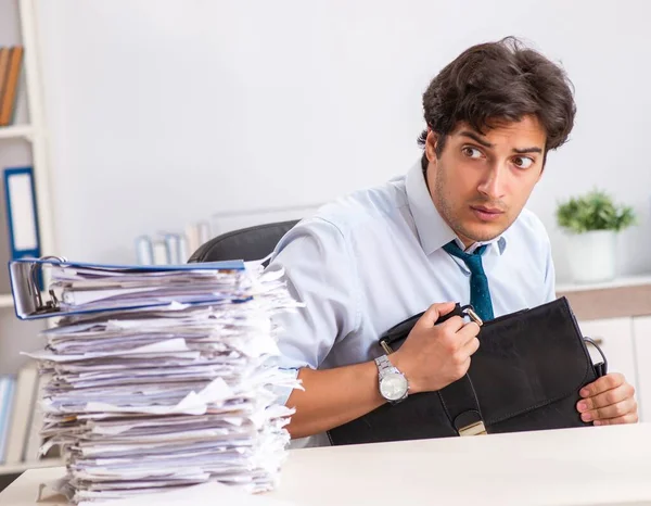 Funcionário ocupado sobrecarregado com muita papelada e trabalho — Fotografia de Stock