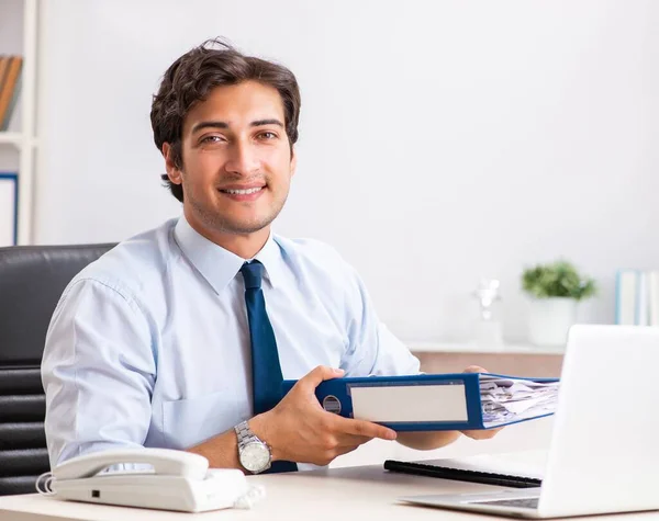 Jonge knappe zakenman werken in het kantoor — Stockfoto