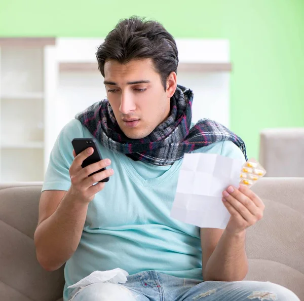 Joven hombre guapo que sufre de enfermedad en casa — Foto de Stock