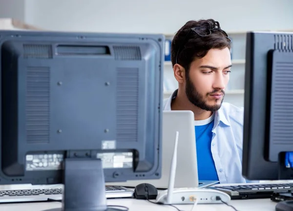 IT technician looking at IT equipment — Stock Photo, Image