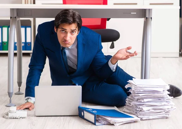 Unavený vyčerpaný podnikatel pracující přesčas v kanceláři — Stock fotografie