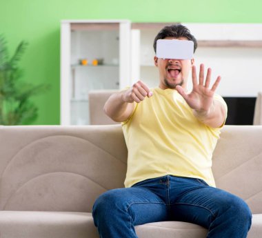 Sanal gerçeklik gözlüklü genç adam.