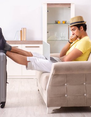 Kırılgan bavullarla tatile çıkan adam.