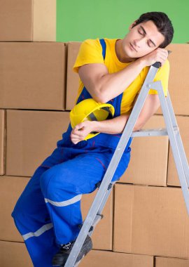 Kutu teslimatında çalışan bir adam.