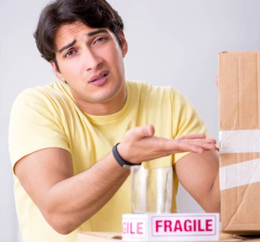 Adam evi taşıyor ve kırılgan eşyalarla taşınıyor.