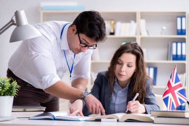 Öğretmen dil eğitiminde öğrenciye açıklama yapıyor