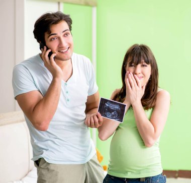 Genç aile hamileliği öğreniyor.