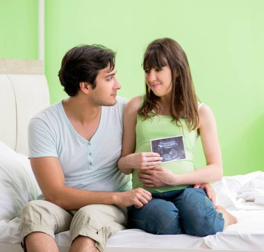 Genç aile hamileliği öğreniyor.