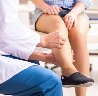 Erkek doktor duyusal çekiçle kontrol ediyor.