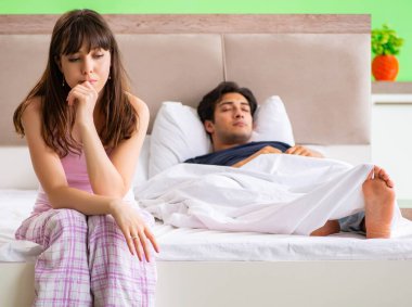 Çatışmadan sonra kadın ve erkek yatak odasında.