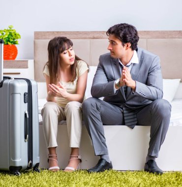 Karısı kocasını iş gezisine uğurluyor.