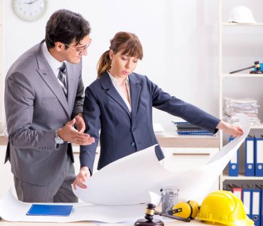 Erkek ve kadın inşaat projesini tartışıyor