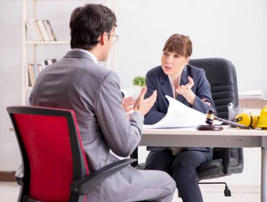 Erkek ve kadın inşaat projesini tartışıyor