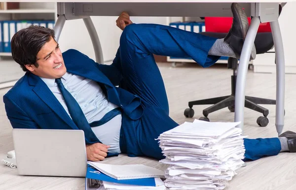 疲れ切ったビジネスマンは残業オフィスで働く — ストック写真