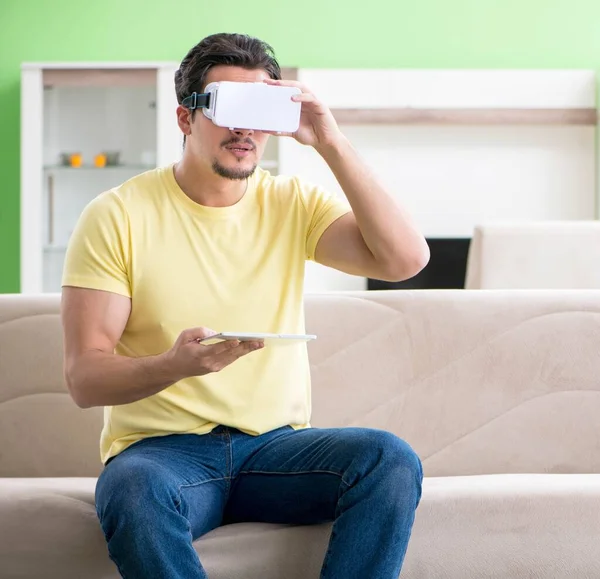 Jeune homme avec lunettes de réalité virtuelle — Photo